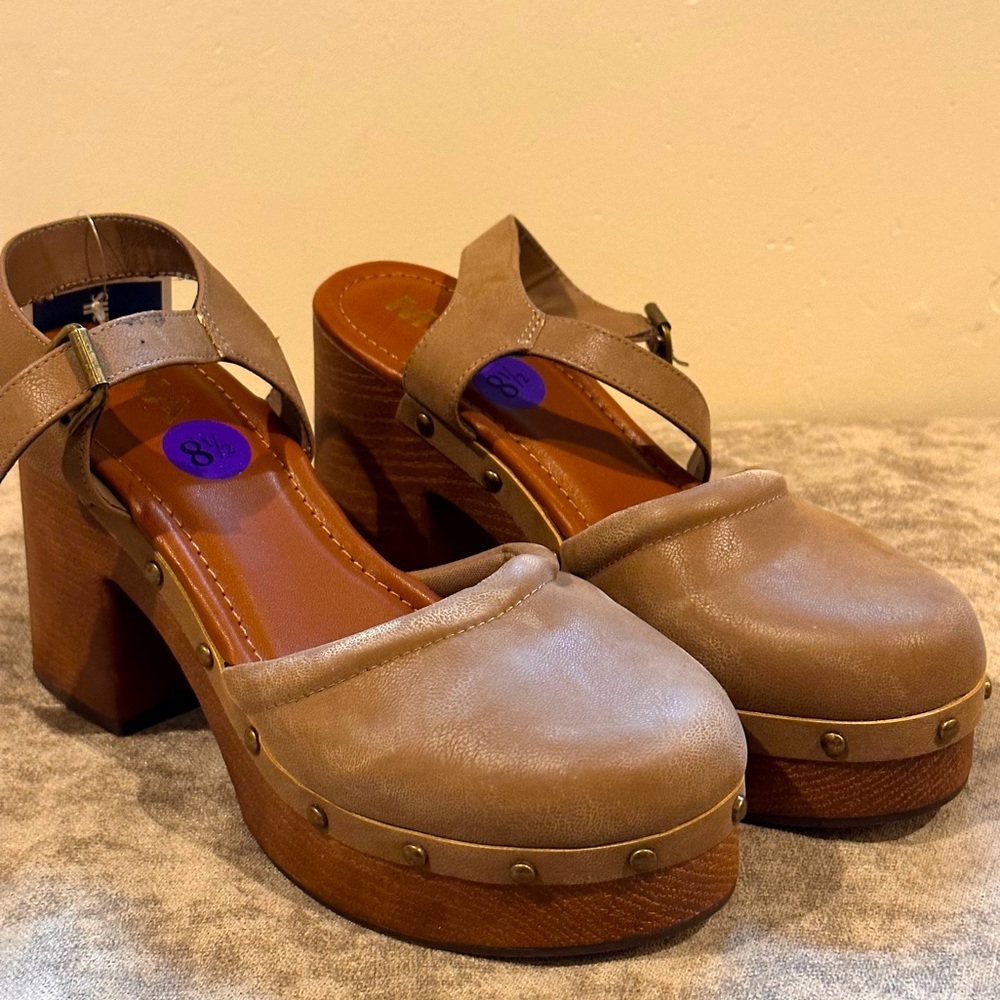 Mia closed-toe heeled clogs. Rubber sole.